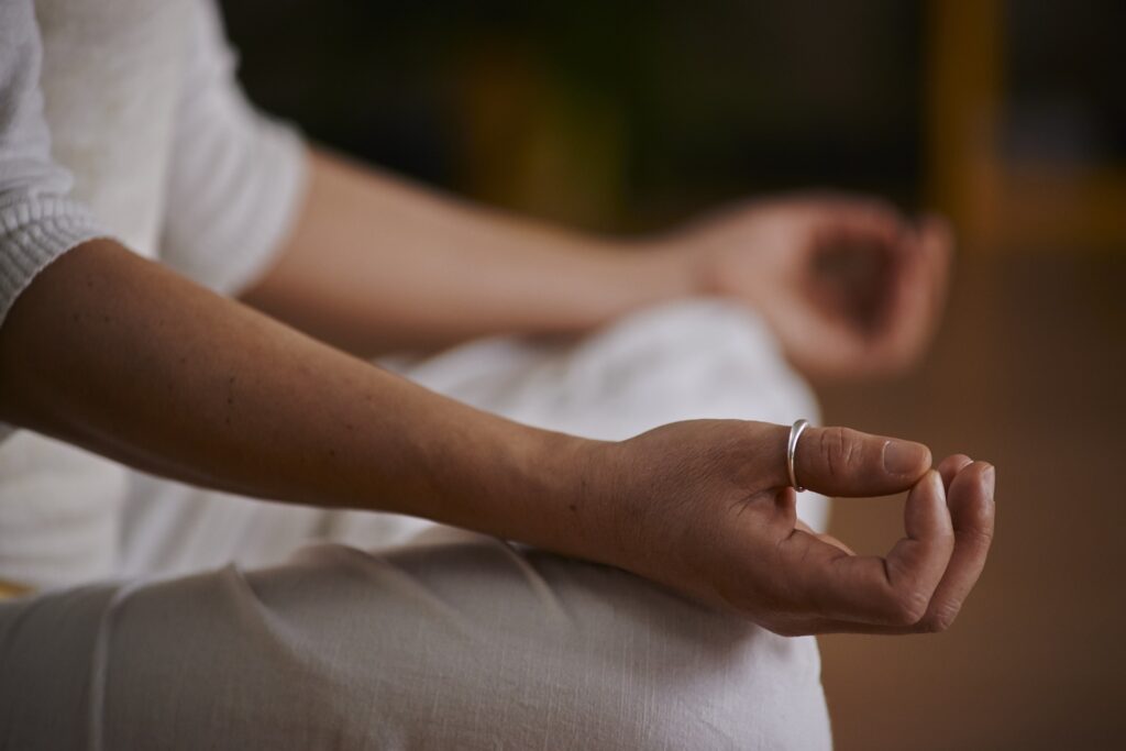 Yoga- meditations pose - om - fingerhaltung- schneidersitz